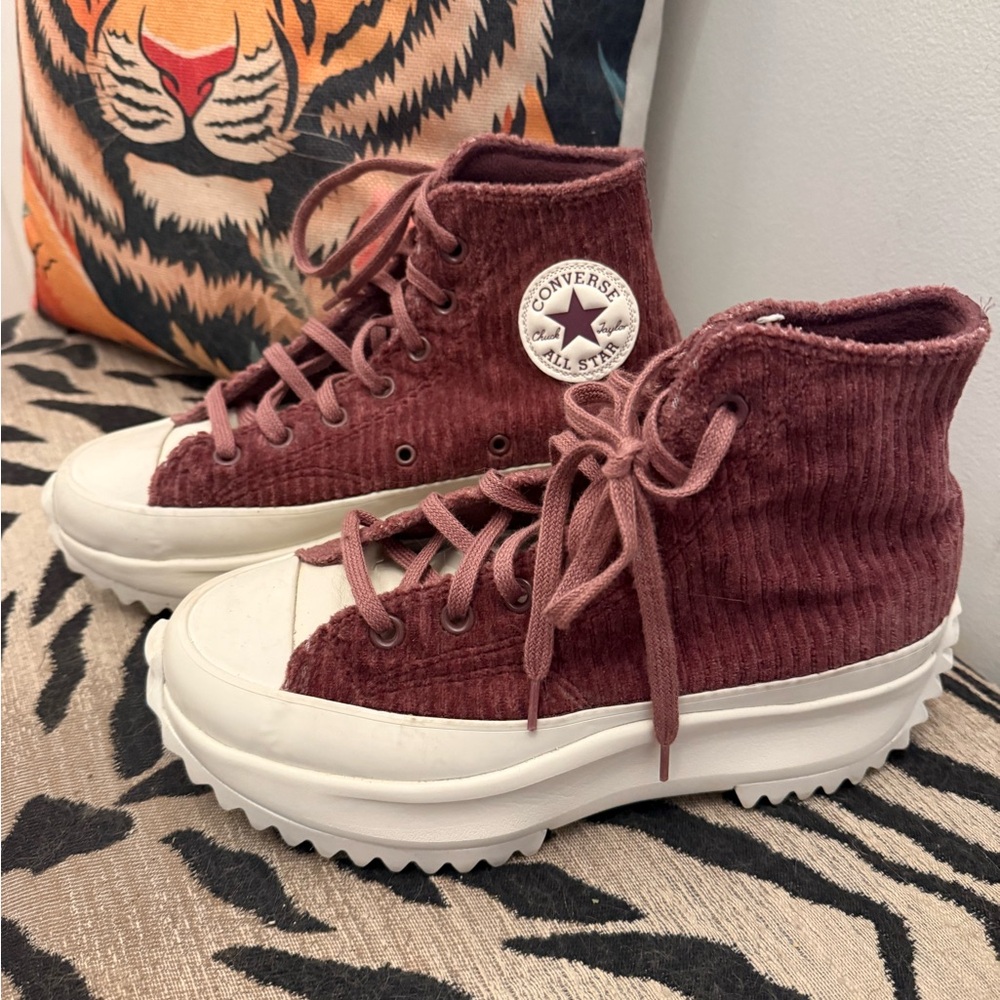 EUC Converse Chuck Taylor Women's Sneakers in Mauve and Cream - Picture 2 of 9